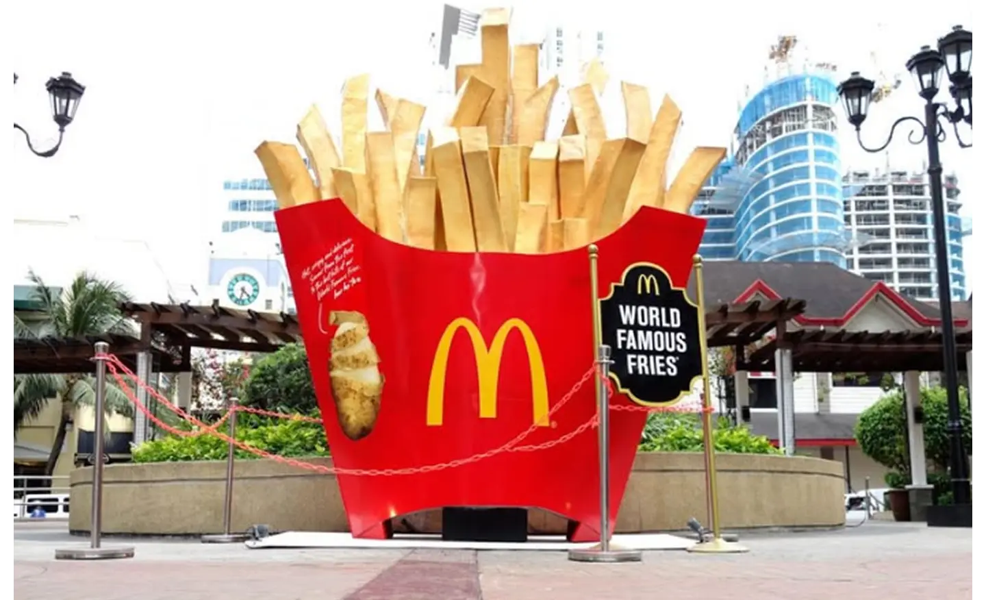 Розыгрыш McDonald`s по поводу исчезновения гигантской статуи картошки фри